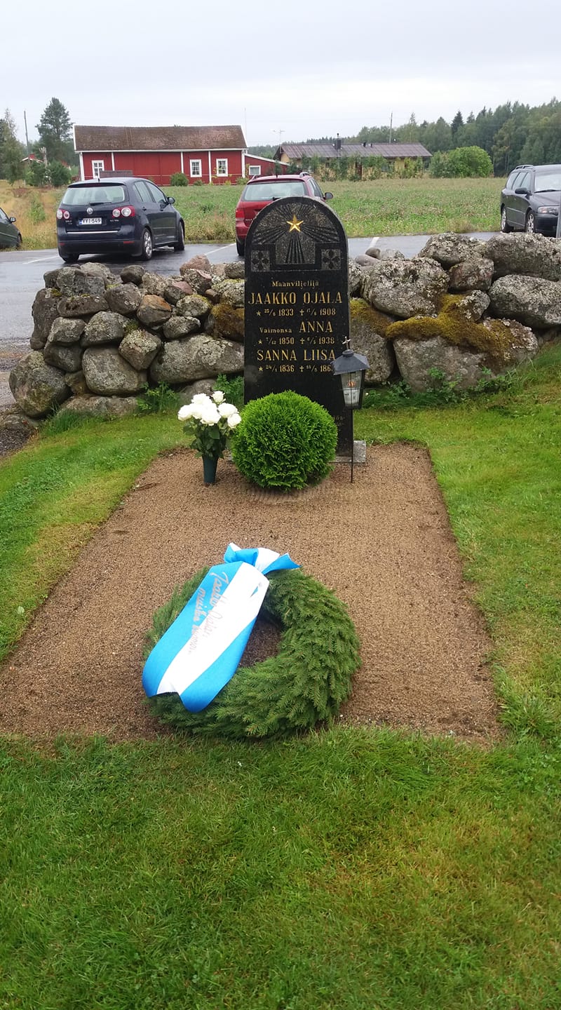 Puheenjohtaja Harri J Panula laski seppeleen Jaakko Ojalan haudalle.