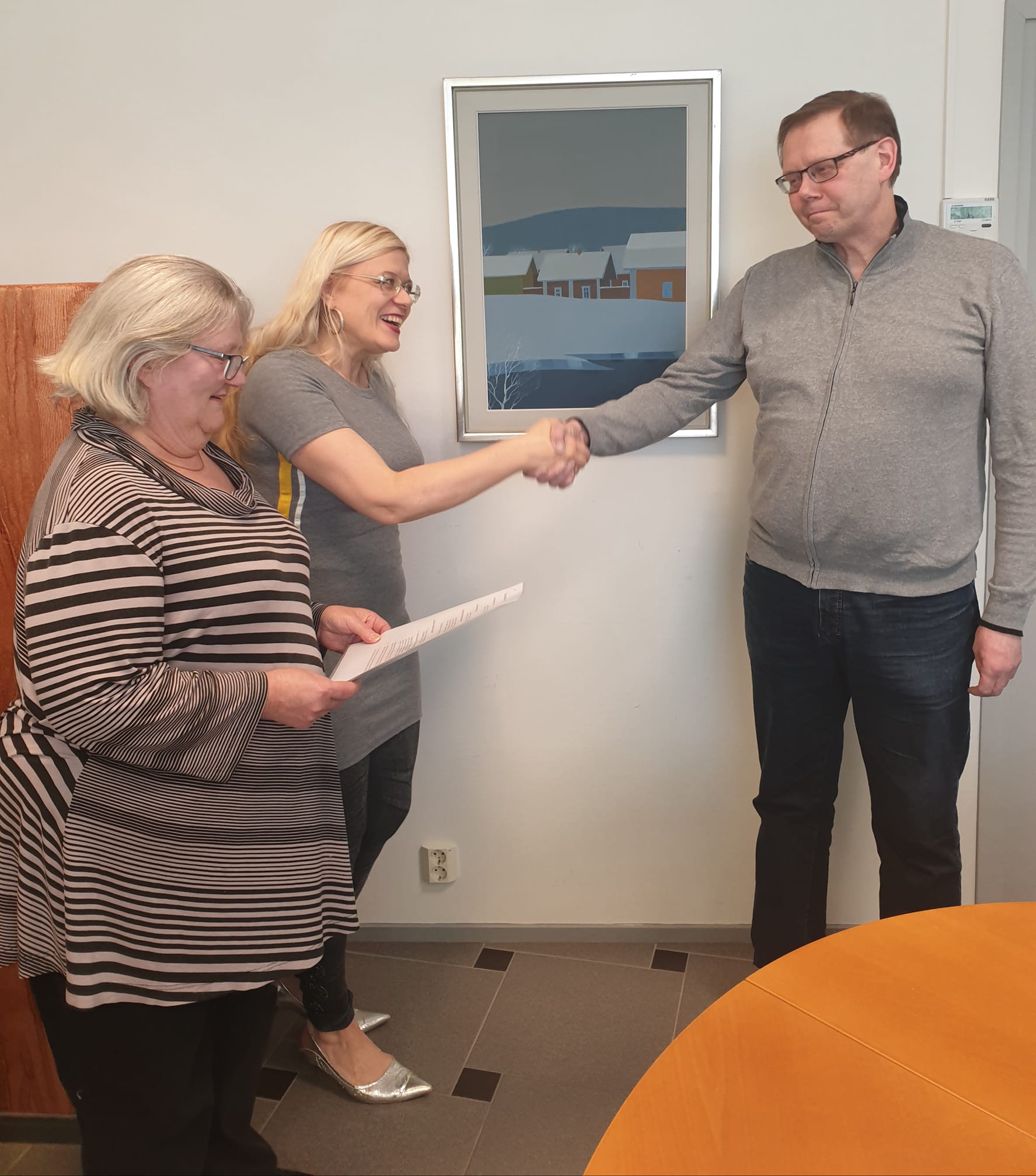 Alasen is&auml;nt&auml; Jukka Ojala lahjoittaa Alasen talon sukuseuralle 20.3.2020 